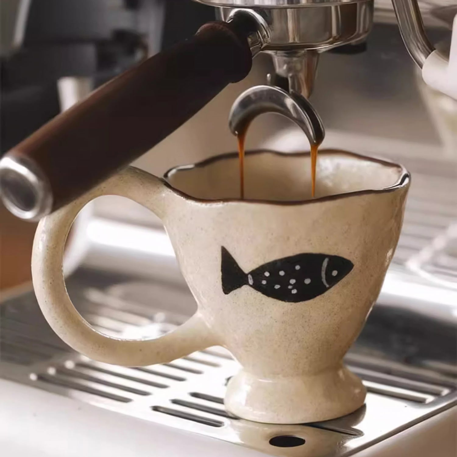 Tasse à café artisanale avec motif poisson