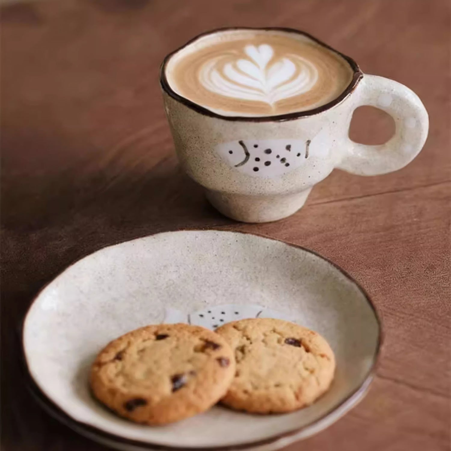 Tasse à café artisanale avec motif poisson