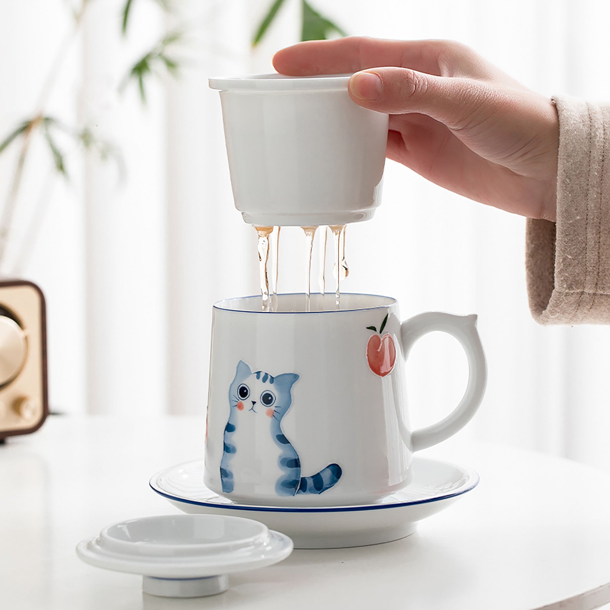 Mug à thé en porcelaine blanche avec motif de chat mignon