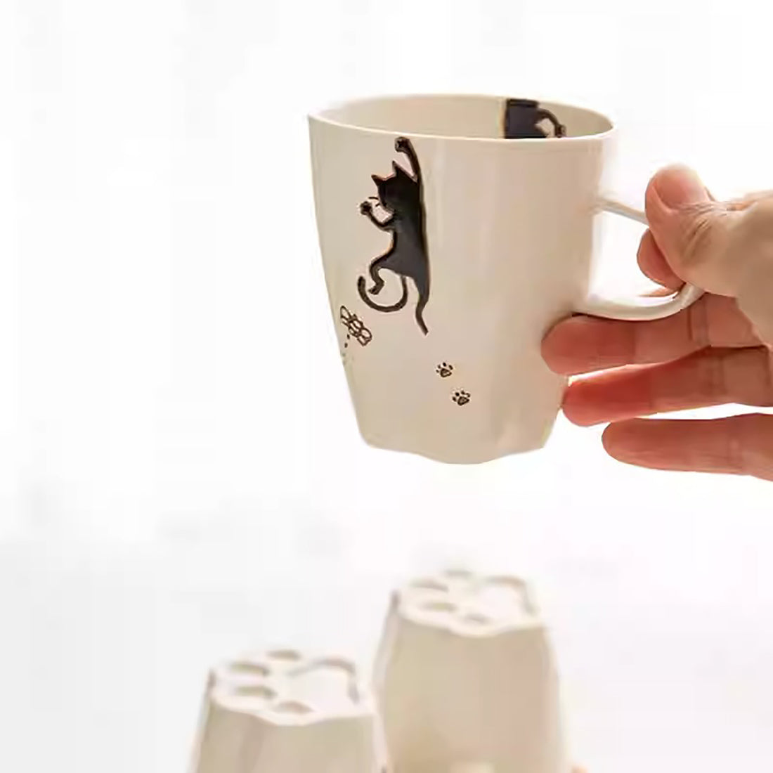 Mug Arita chat peint main fond patte