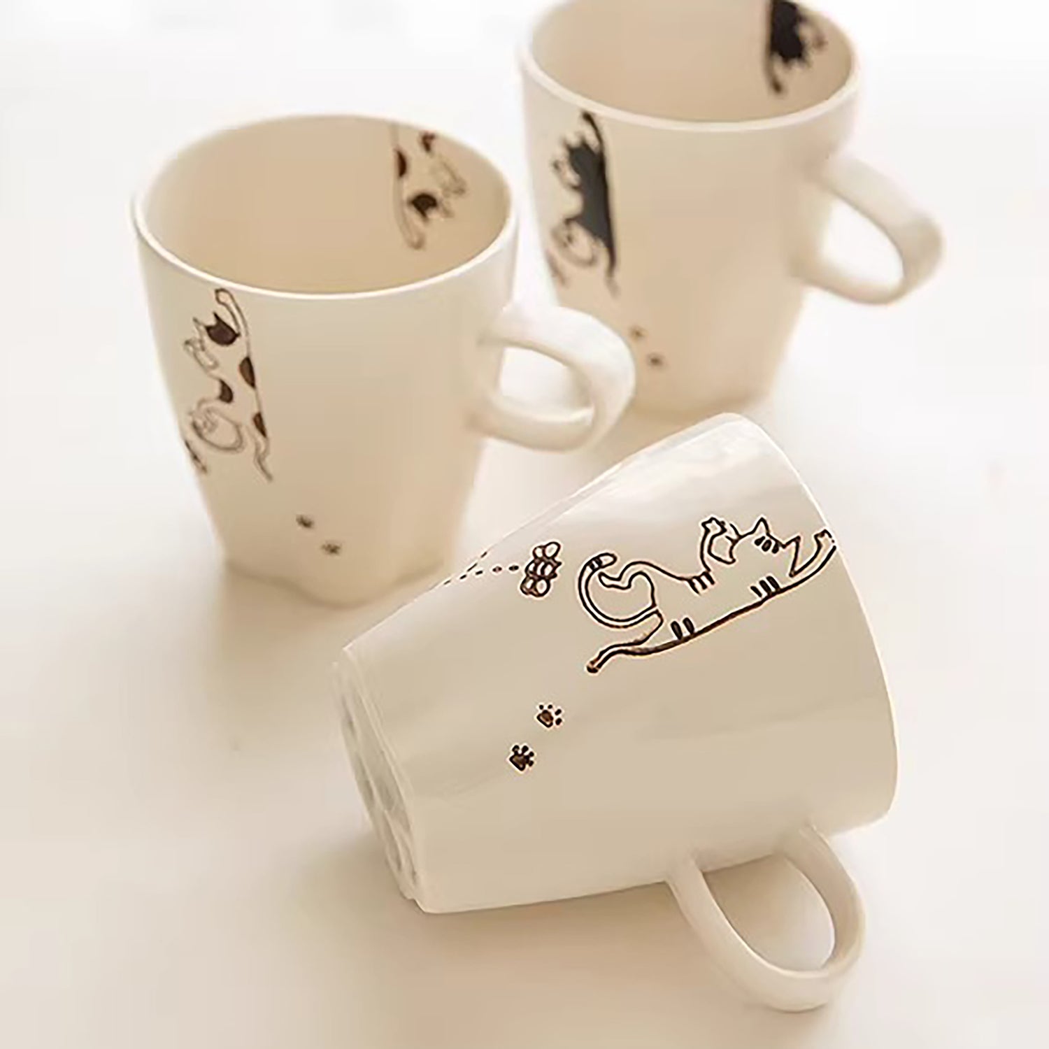 Mug Arita chat peint main fond patte
