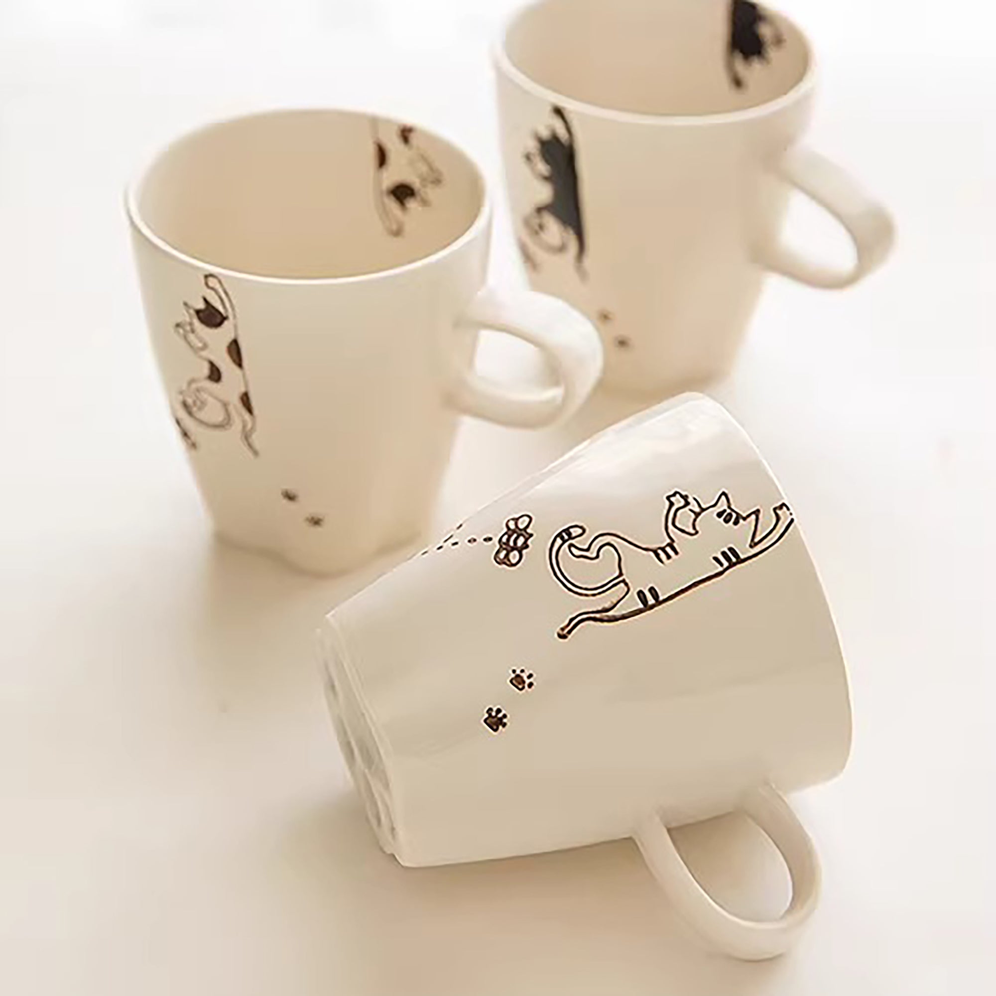 Mug Arita chat peint main fond patte