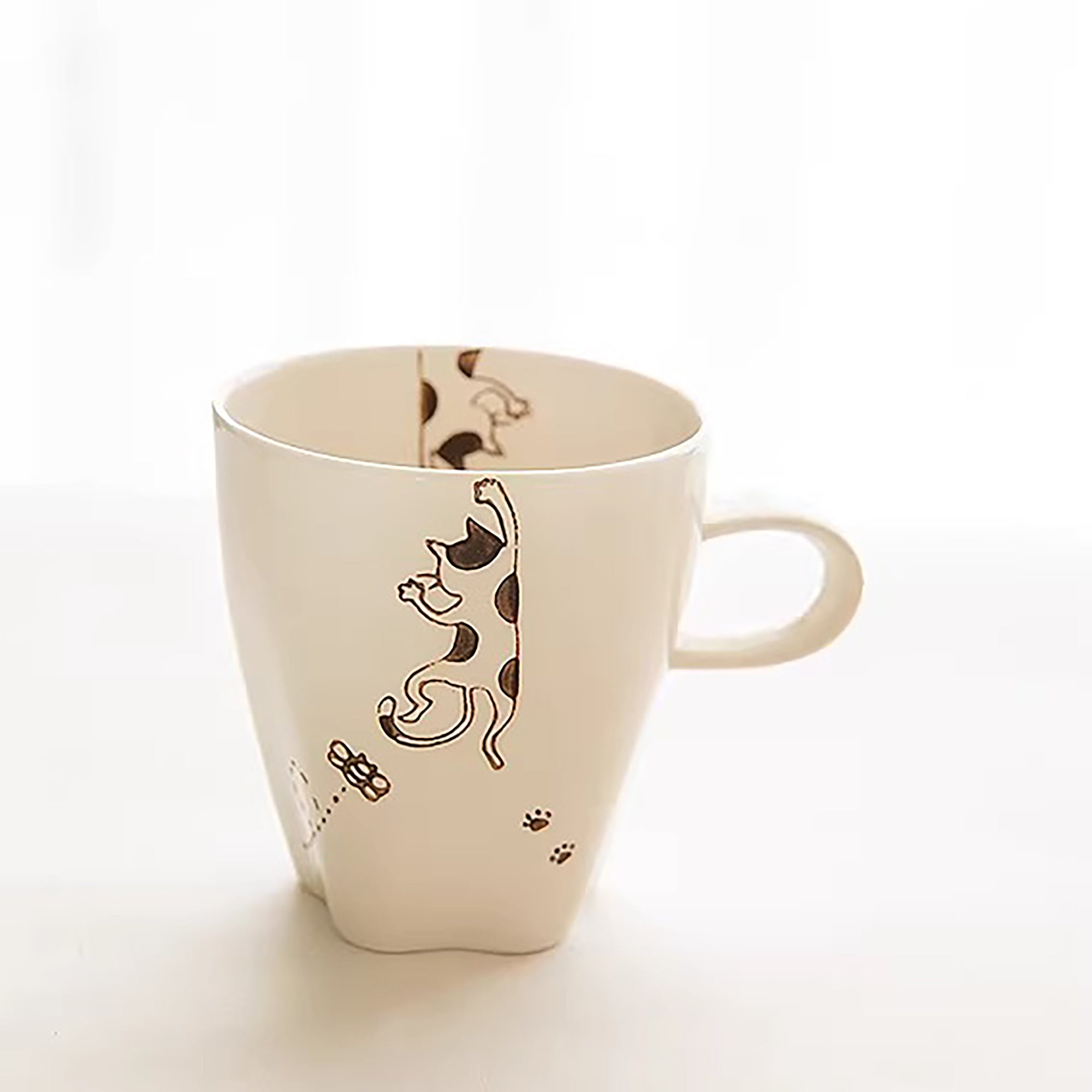 Mug Arita chat peint main fond patte