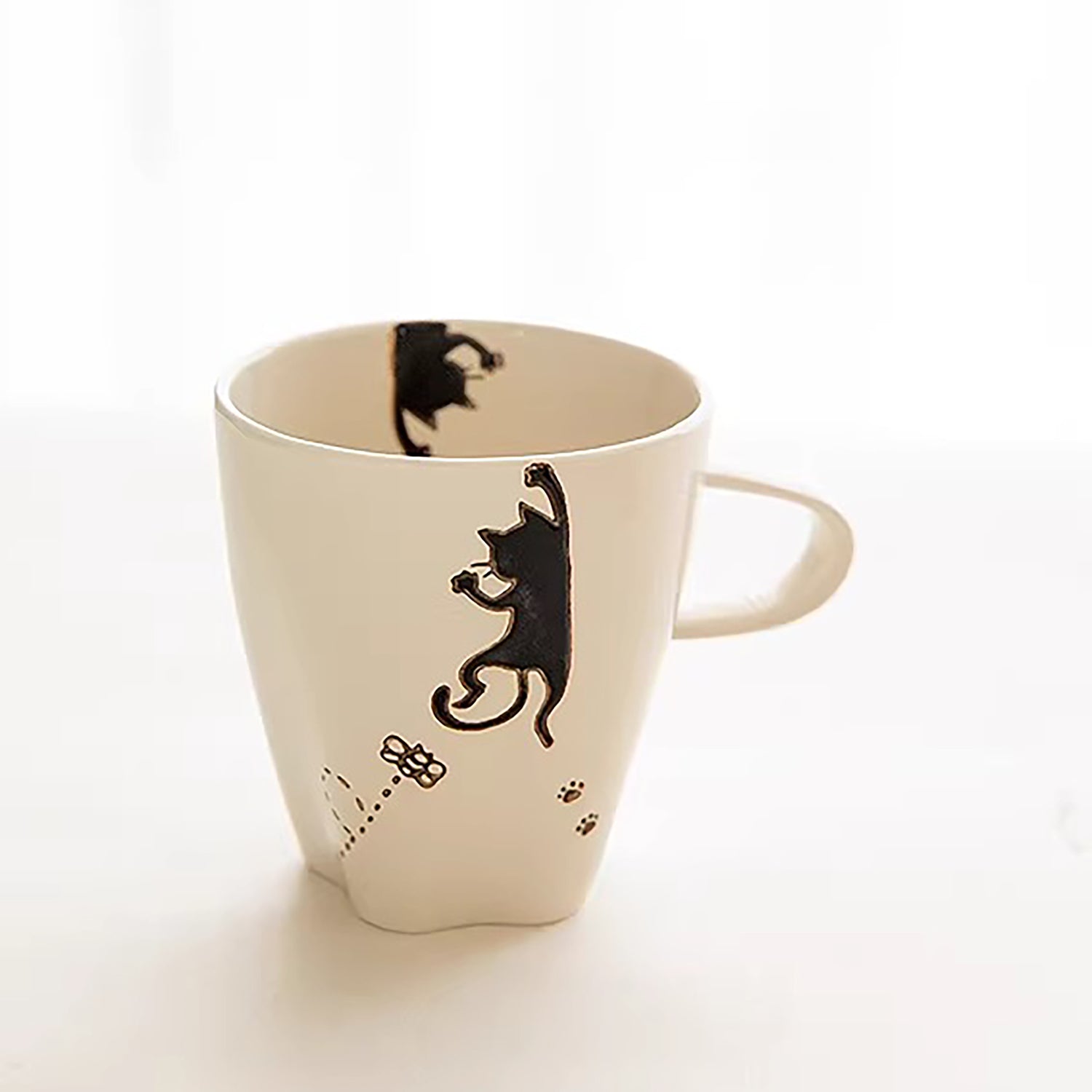 Mug Arita chat peint main fond patte