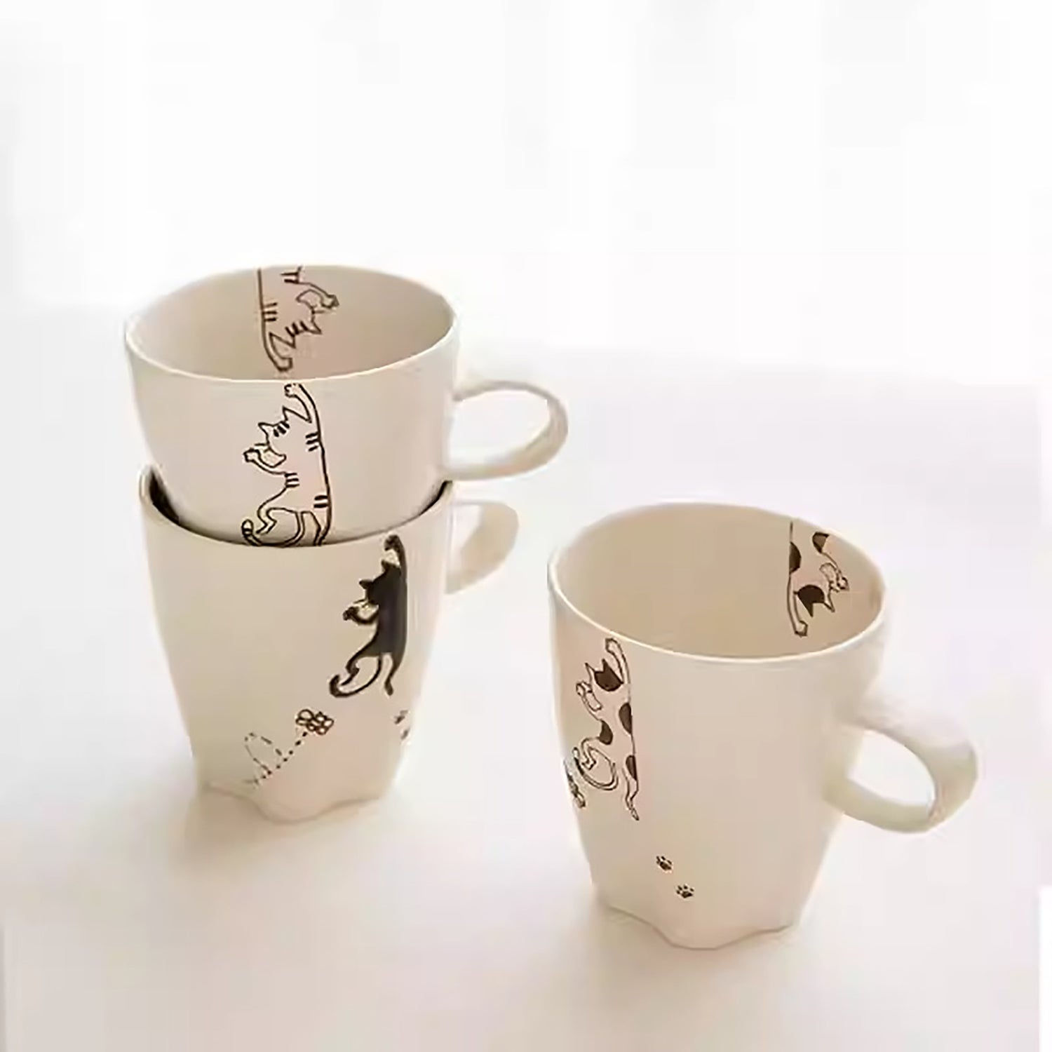 Mug Arita chat peint main fond patte