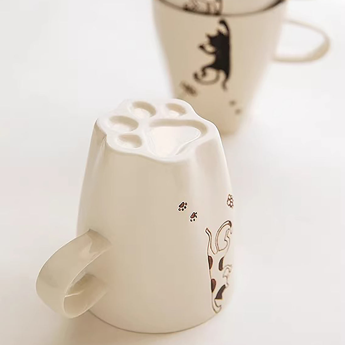 Mug Arita chat peint main fond patte