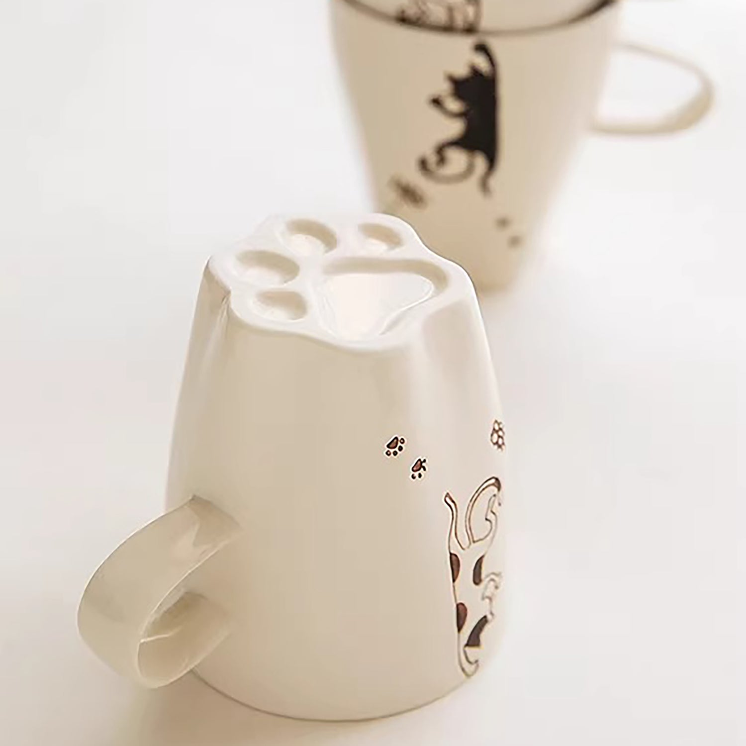 Mug Arita chat peint main fond patte
