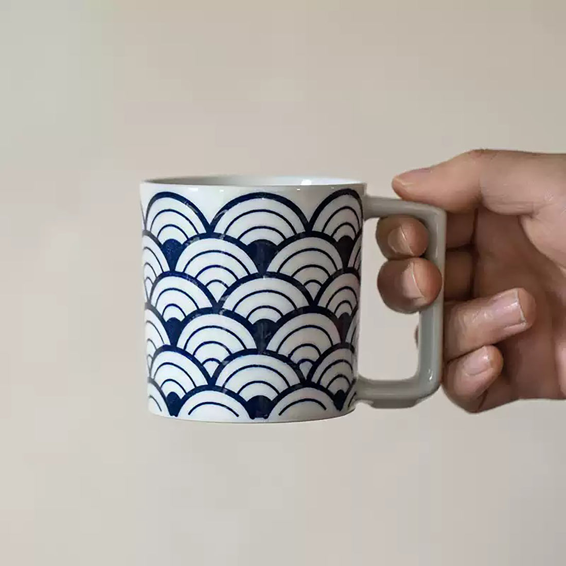 Mug en porcelaine Arita-yaki motif porte-bonheur