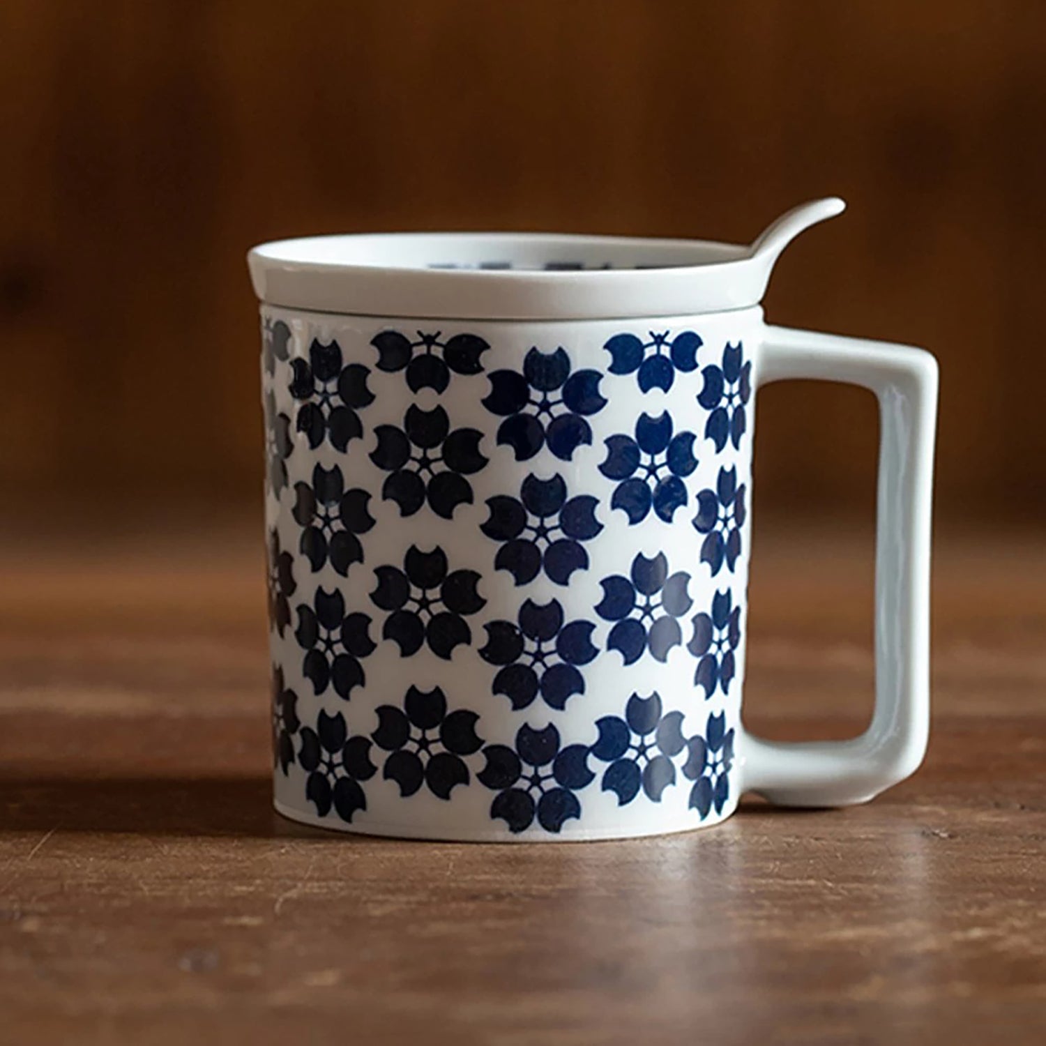 Mug en porcelaine Arita-yaki motif porte-bonheur