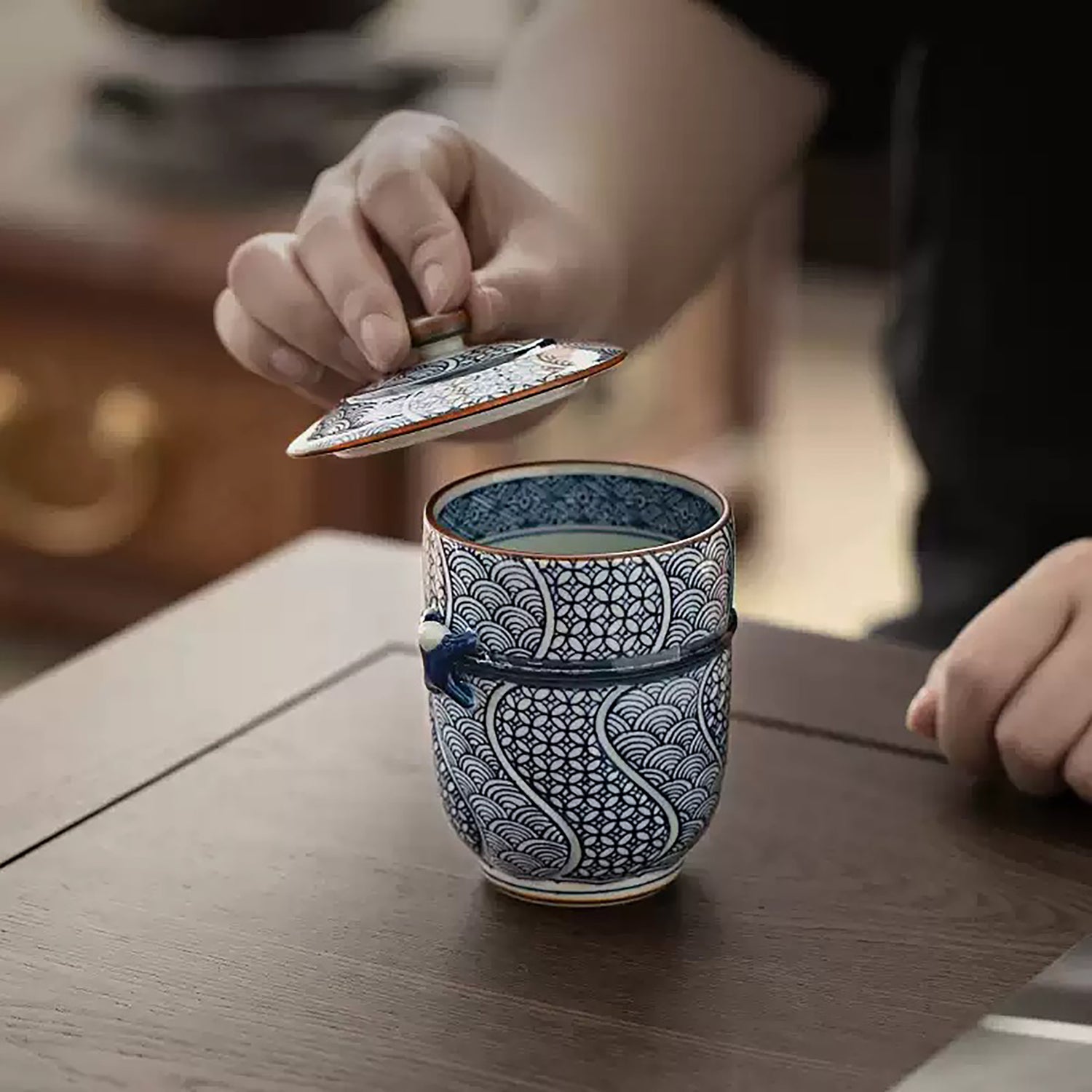 Tasse avec couvercle Arita-yaki décor vagues Seigaiha et Shippō