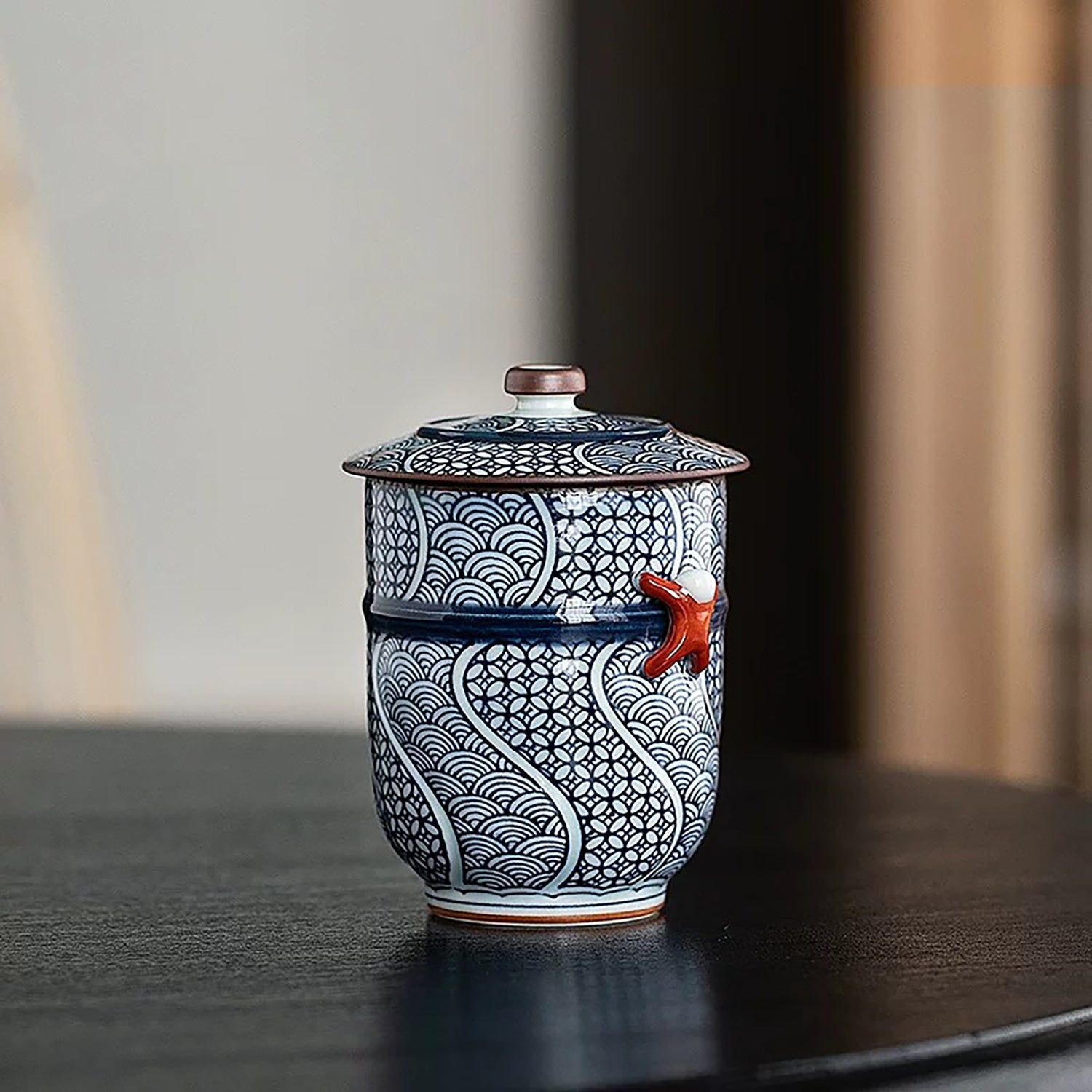 Tasse avec couvercle Arita-yaki décor vagues Seigaiha et Shippō