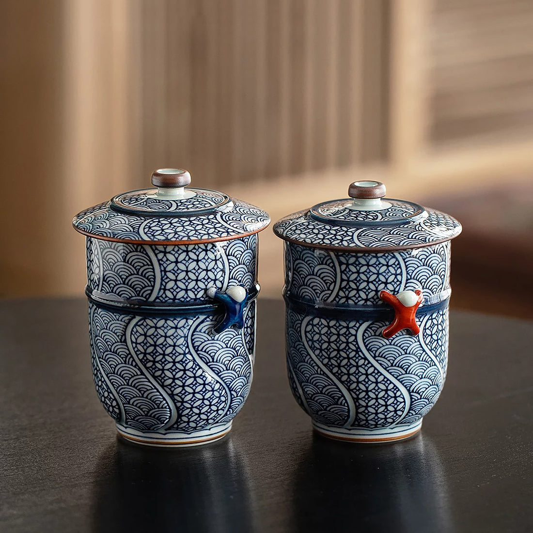 Tasse avec couvercle Arita-yaki décor vagues Seigaiha et Shippō