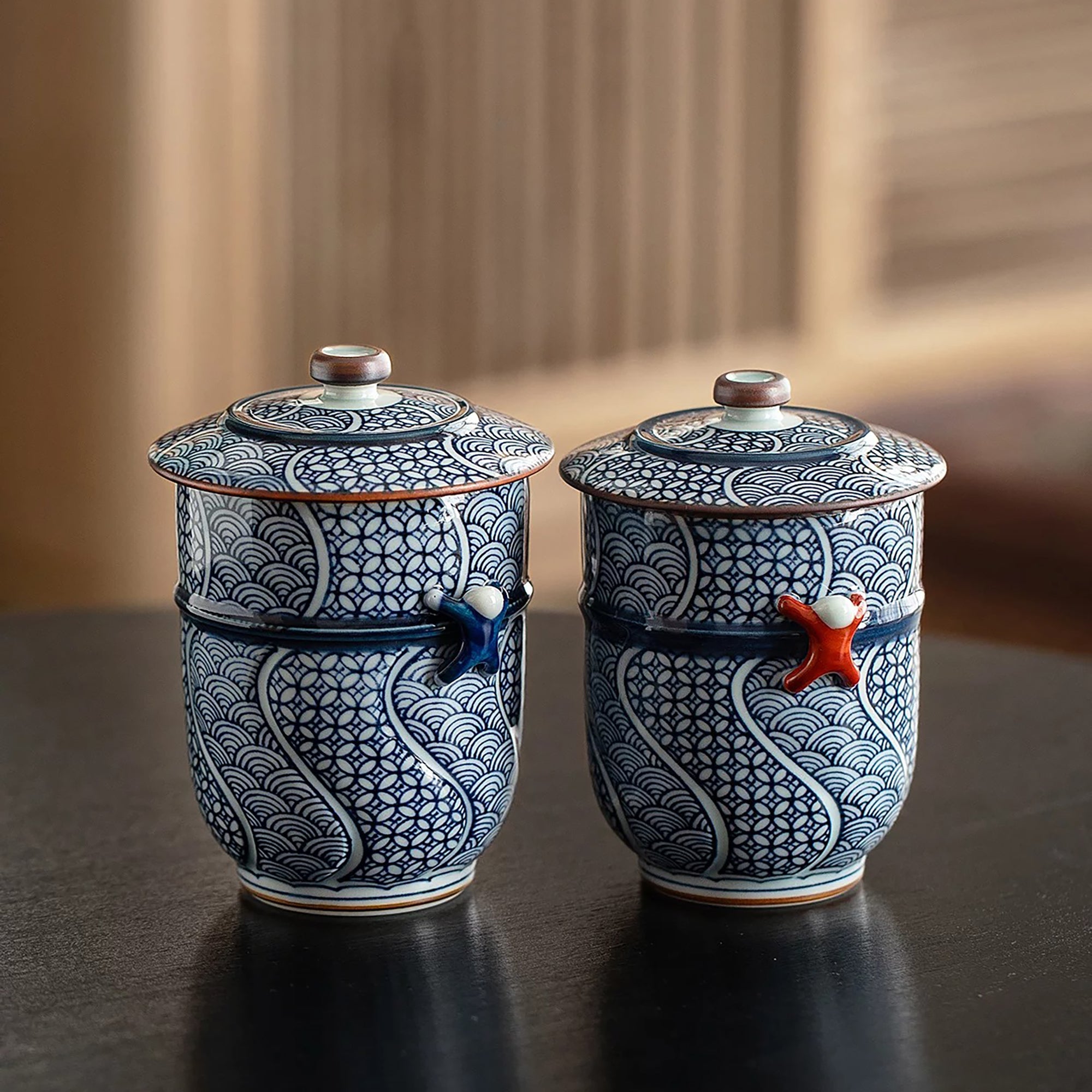 Tasse avec couvercle Arita-yaki décor vagues Seigaiha et Shippō