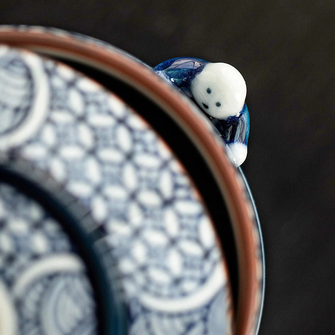 Tasse avec couvercle Arita-yaki décor vagues Seigaiha et Shippō