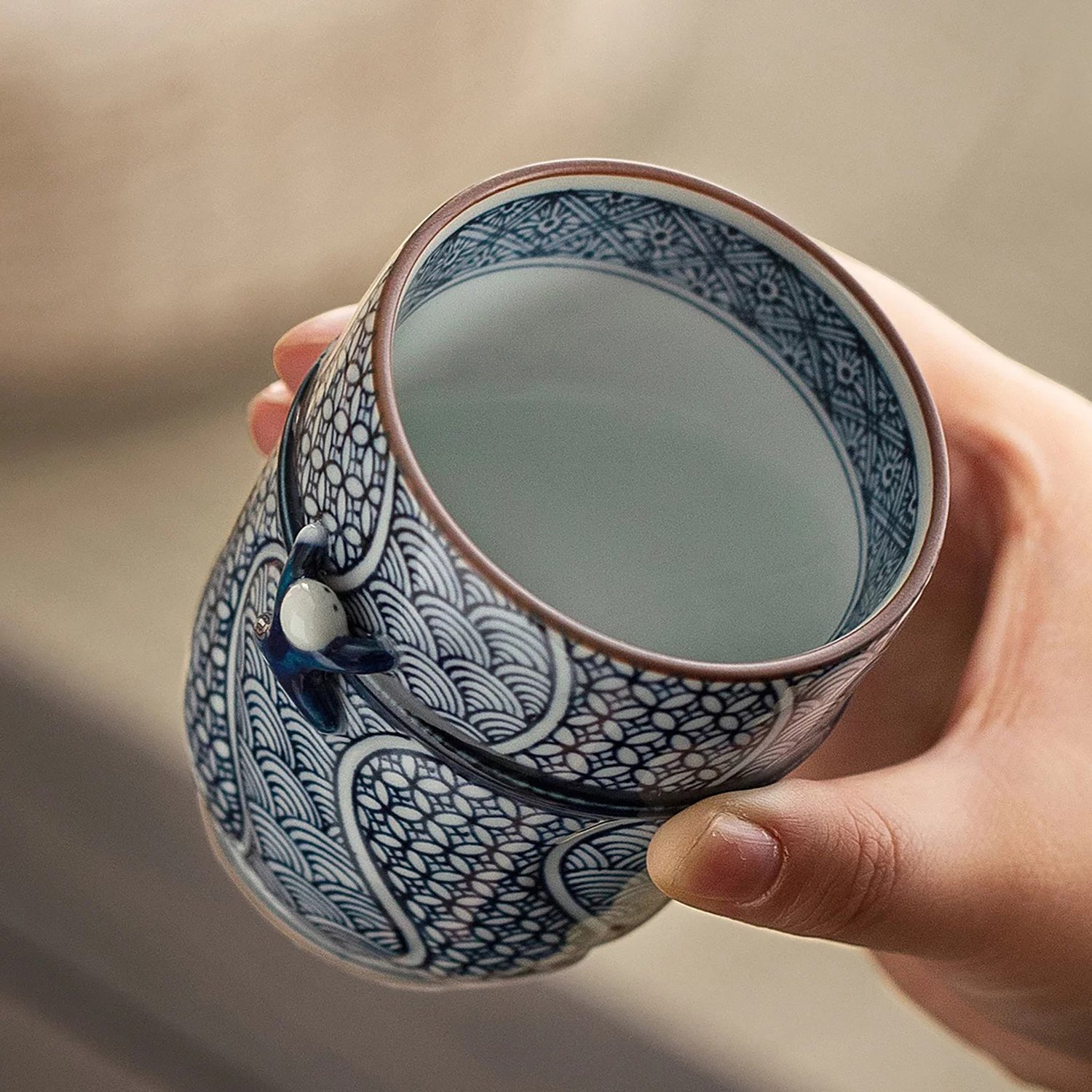 Tasse avec couvercle Arita-yaki décor vagues Seigaiha et Shippō