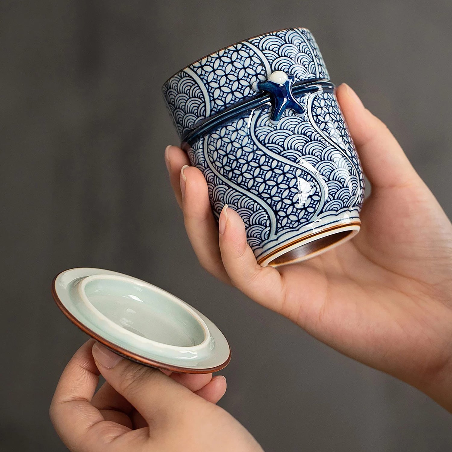 Tasse avec couvercle Arita-yaki décor vagues Seigaiha et Shippō
