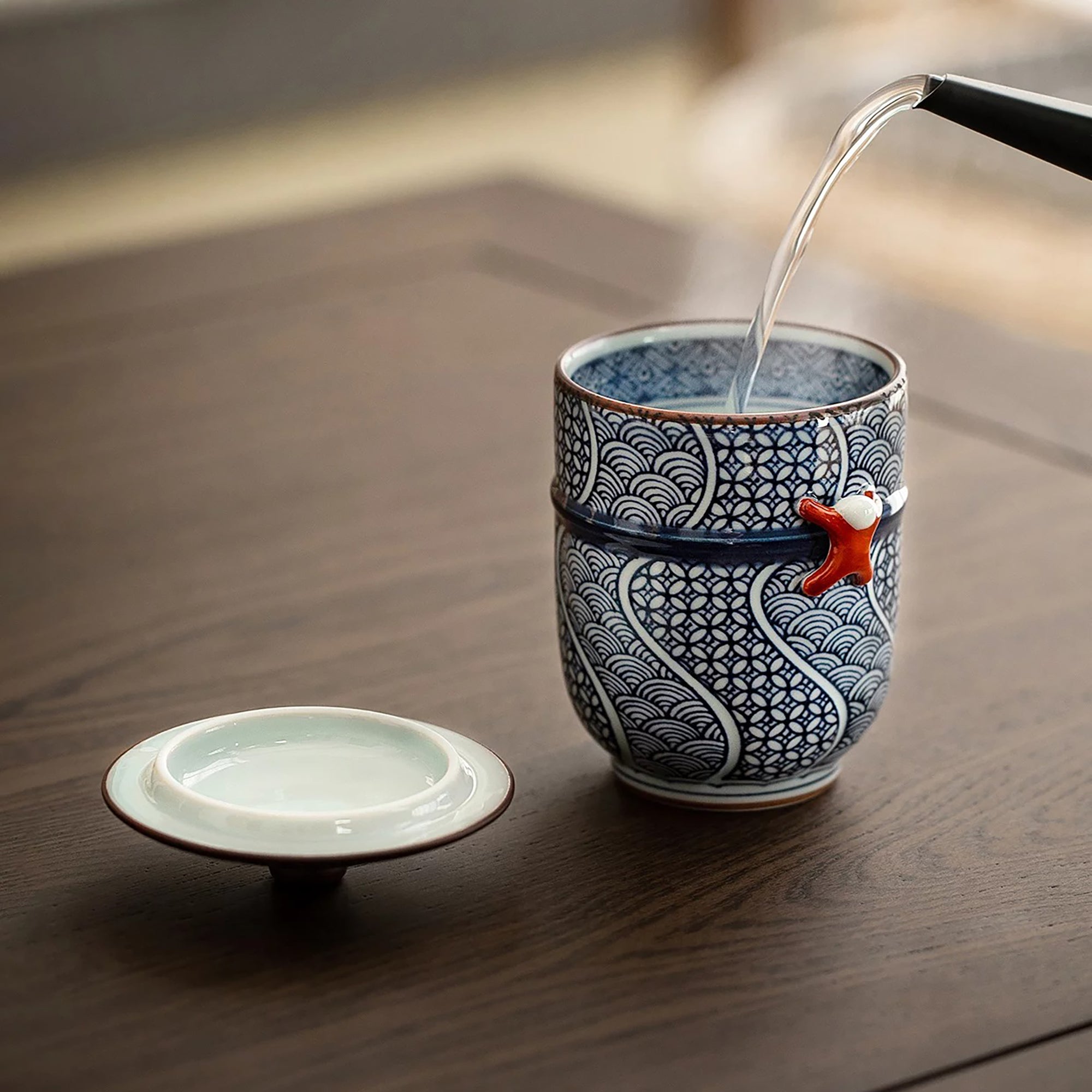 Tasse avec couvercle Arita-yaki décor vagues Seigaiha et Shippō