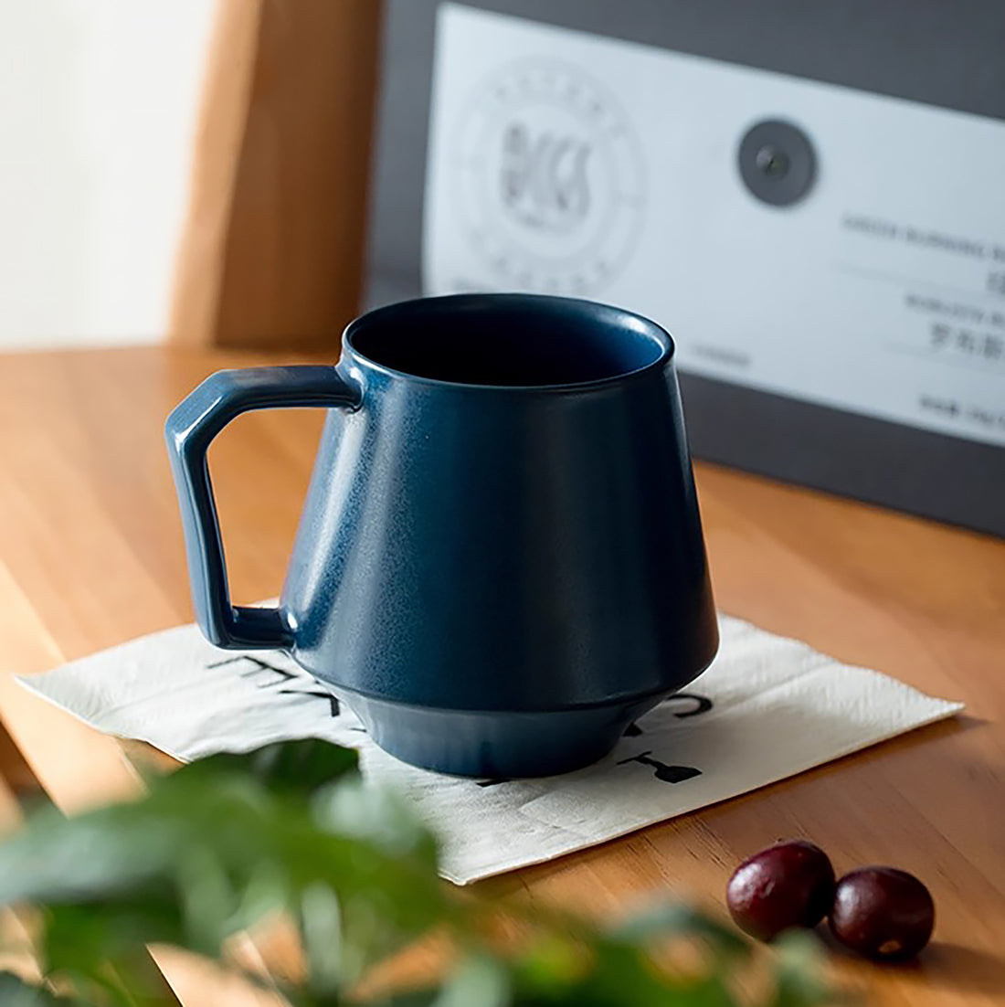 Mug en céramique Arita mate bleu profond