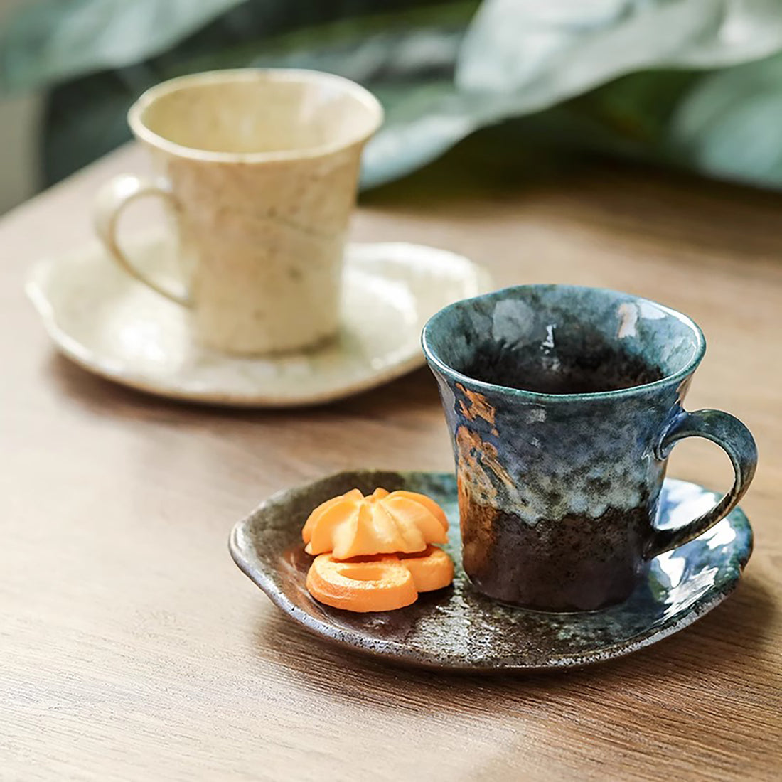 Tasse à café avec soucoupe en céramique Minoyaki en style Artisanat wabi-sabi
