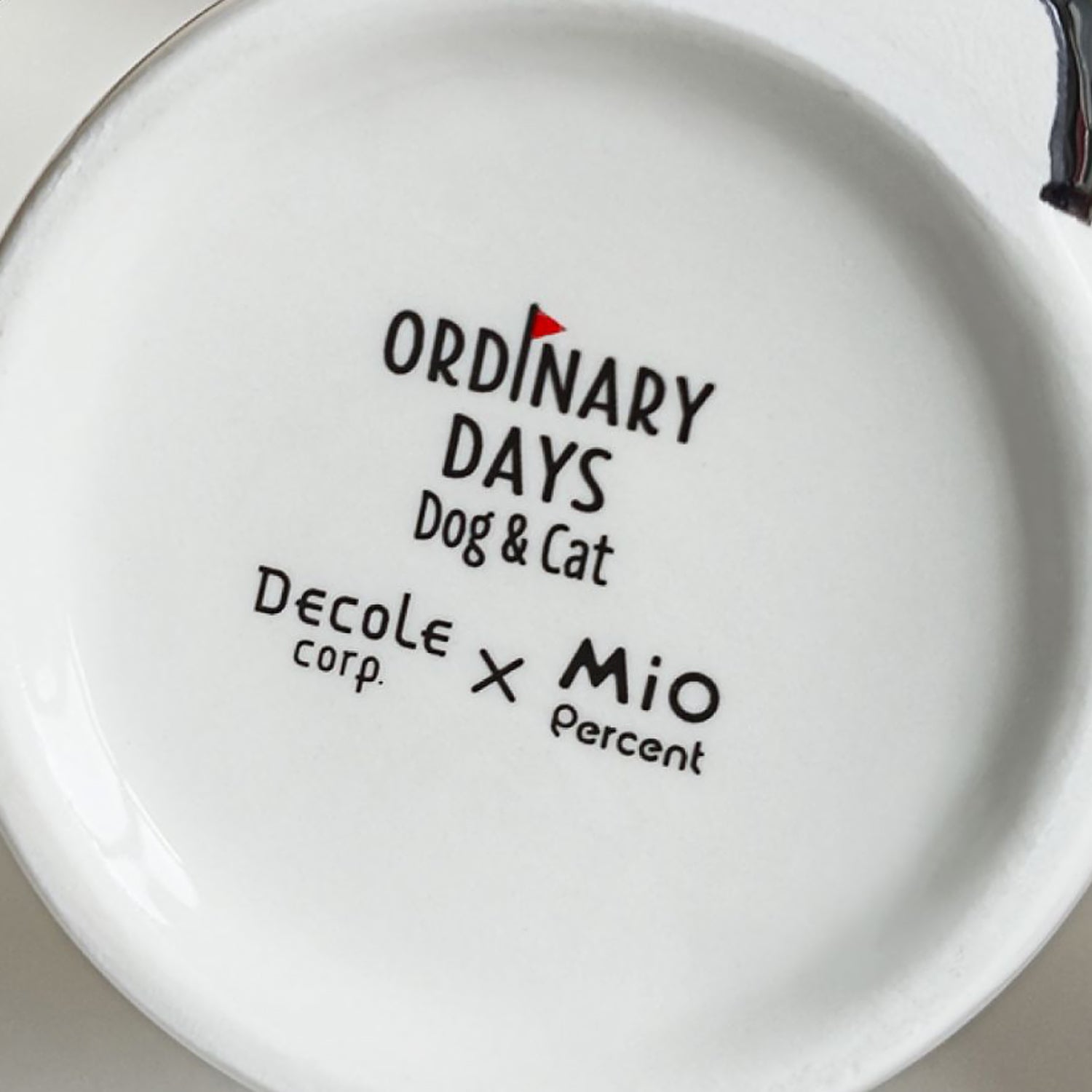 Mug en céramique avec chat en relief