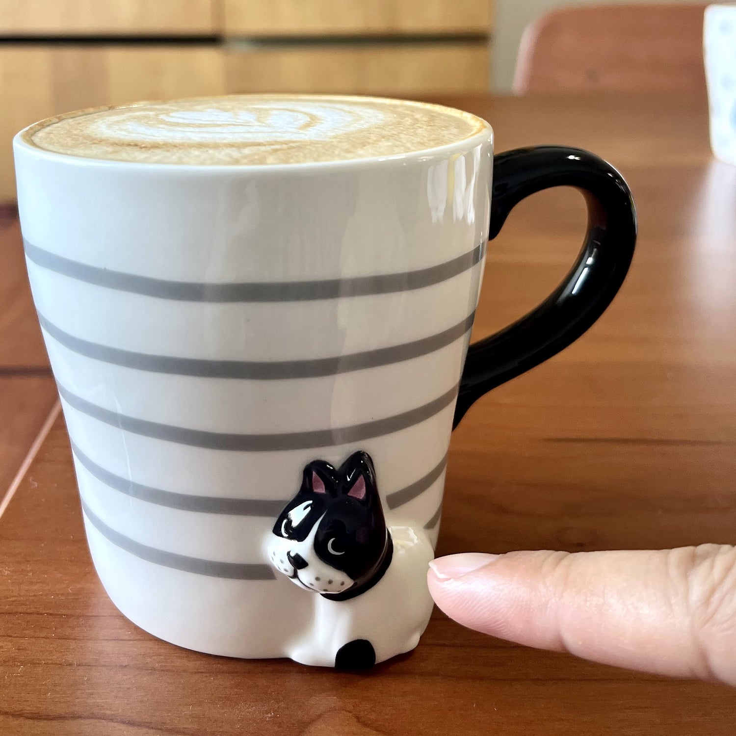 Mug en céramique avec chat en relief