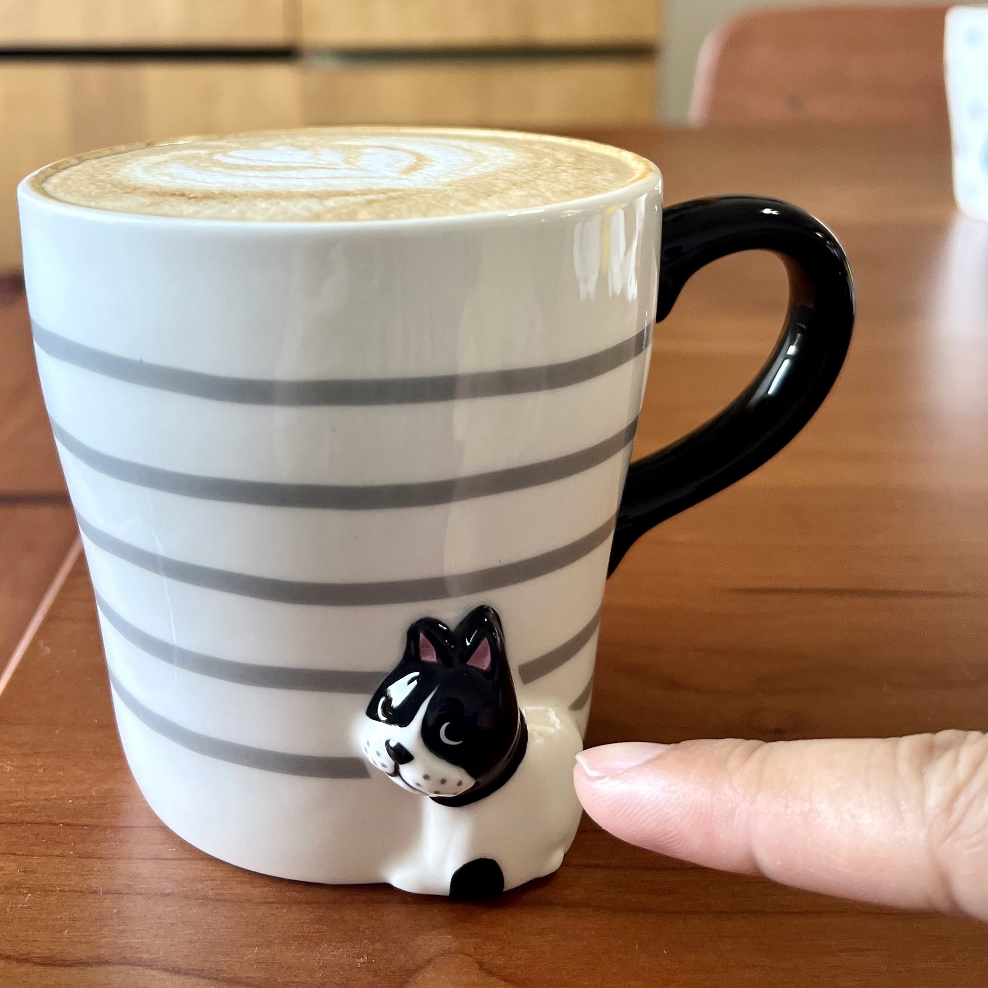 Mug en céramique avec chat en relief