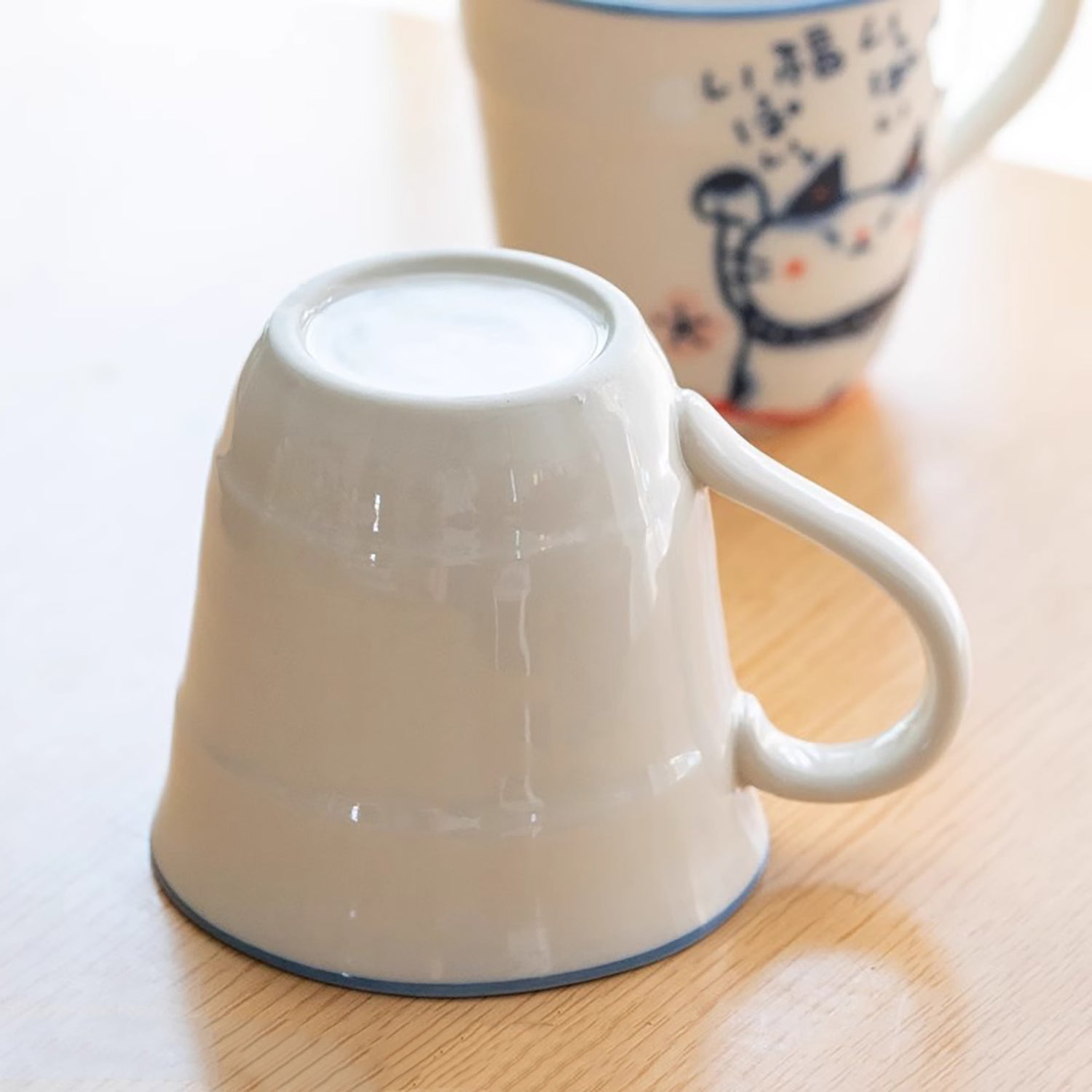 Mug japonais en céramique Seto-yaki avec chat priant