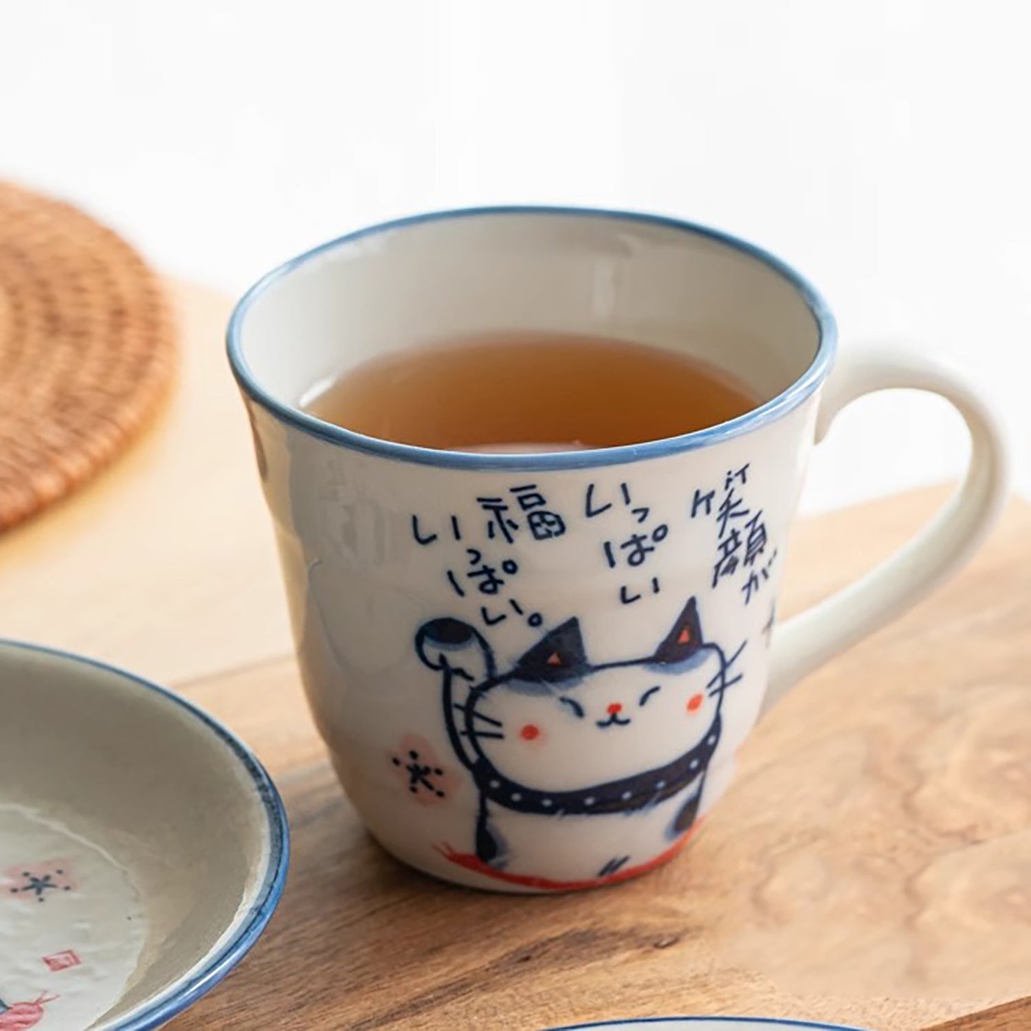 Mug japonais en céramique Seto-yaki avec chat priant