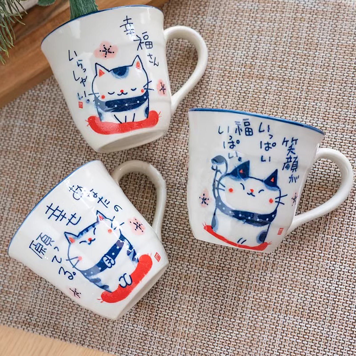 Mug japonais en céramique Seto-yaki avec chat priant