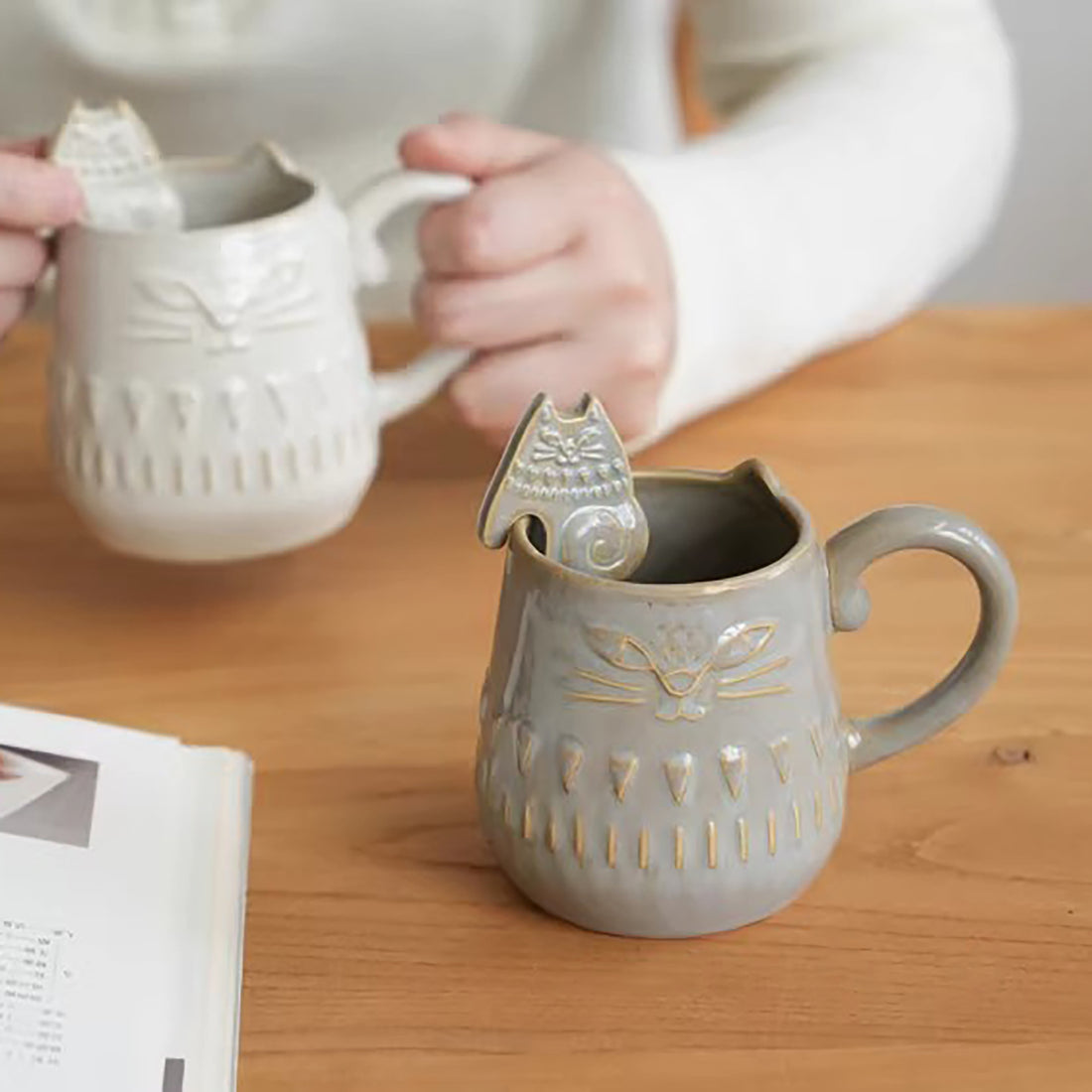 Mug en céramique DECOLE motif chat en relief