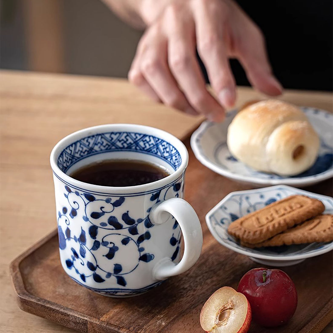 Blau-weiße Arita-Keramiktasse