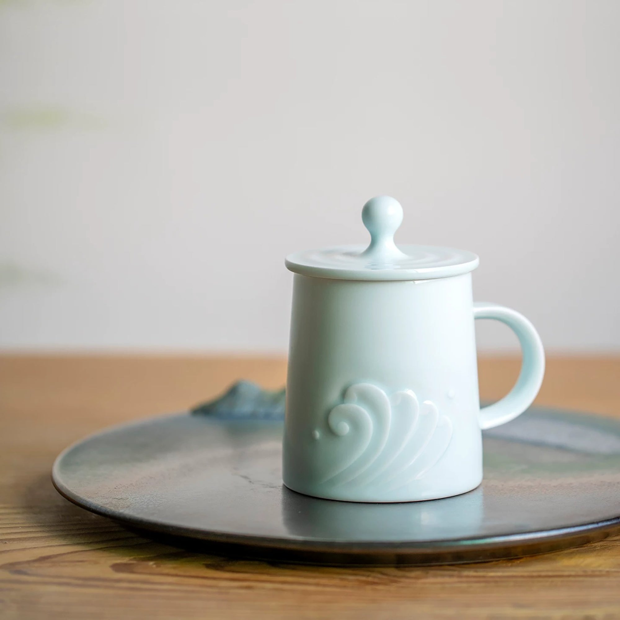 Mug en porcelaine style translucide avec motif montagnes et vagues