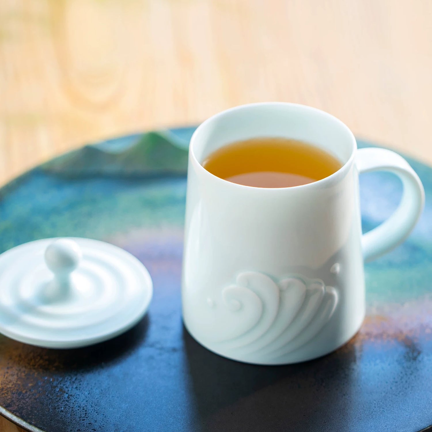 Mug en porcelaine style translucide avec motif montagnes et vagues