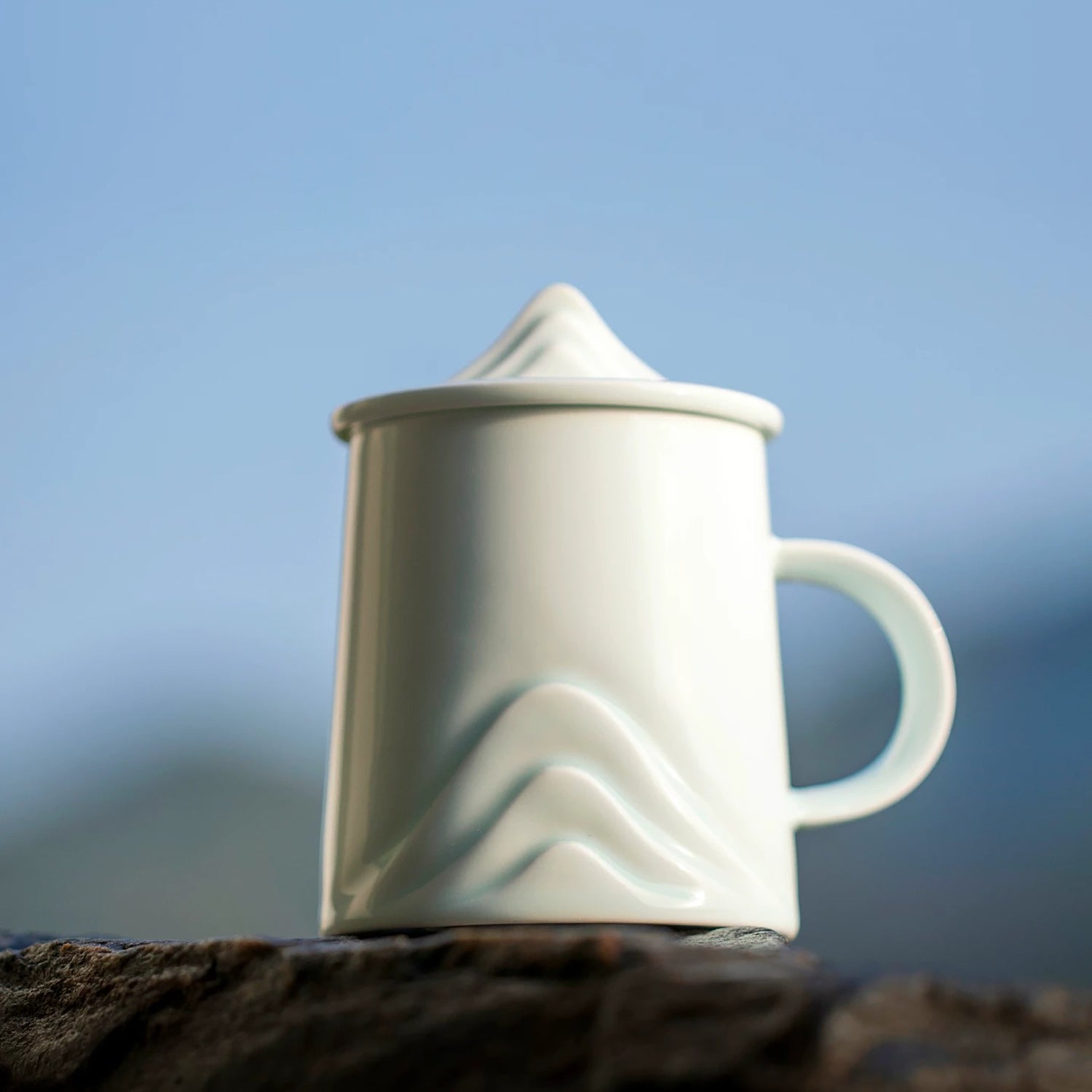 Mug en porcelaine style translucide avec motif montagnes et vagues