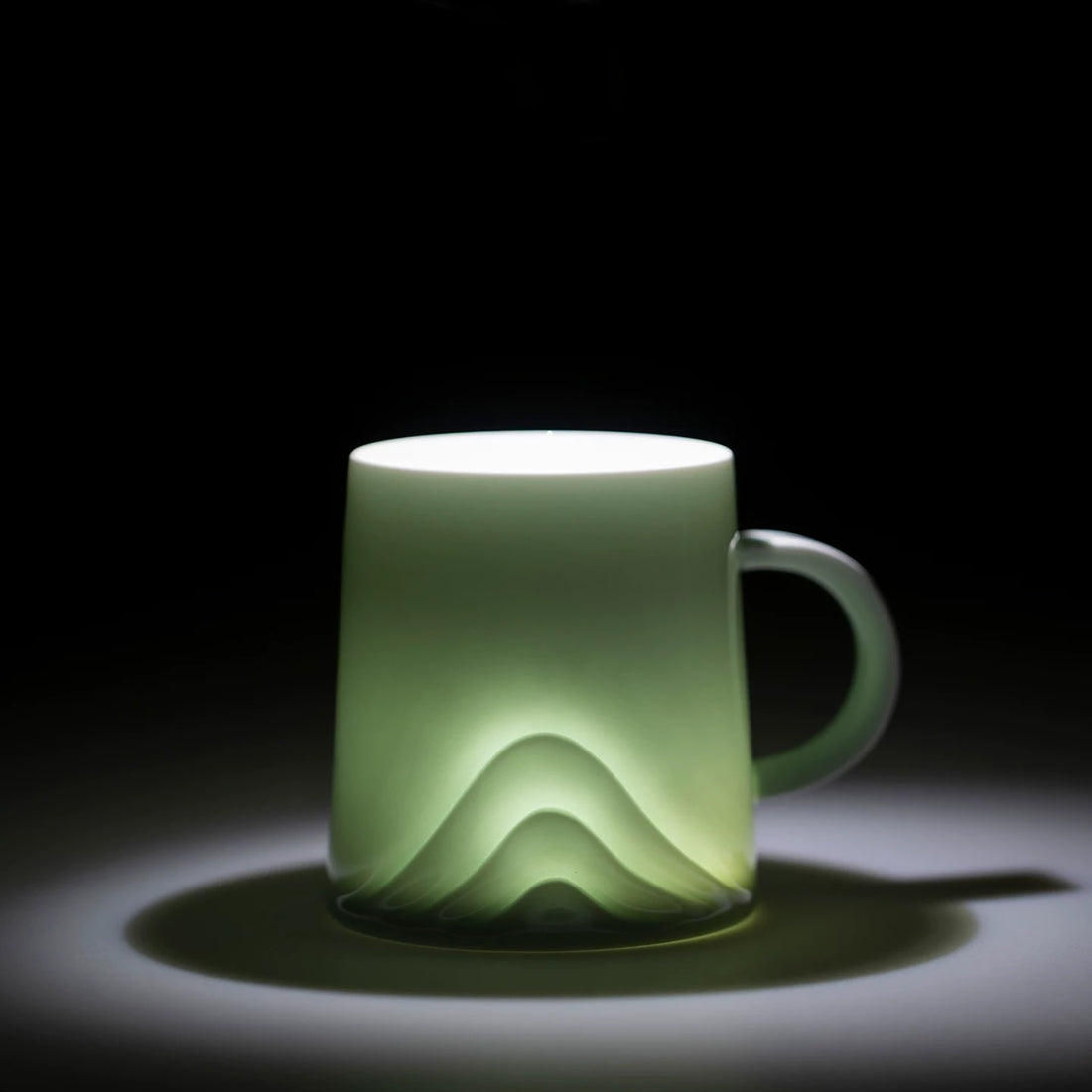 Mug en porcelaine style translucide avec motif montagnes et vagues