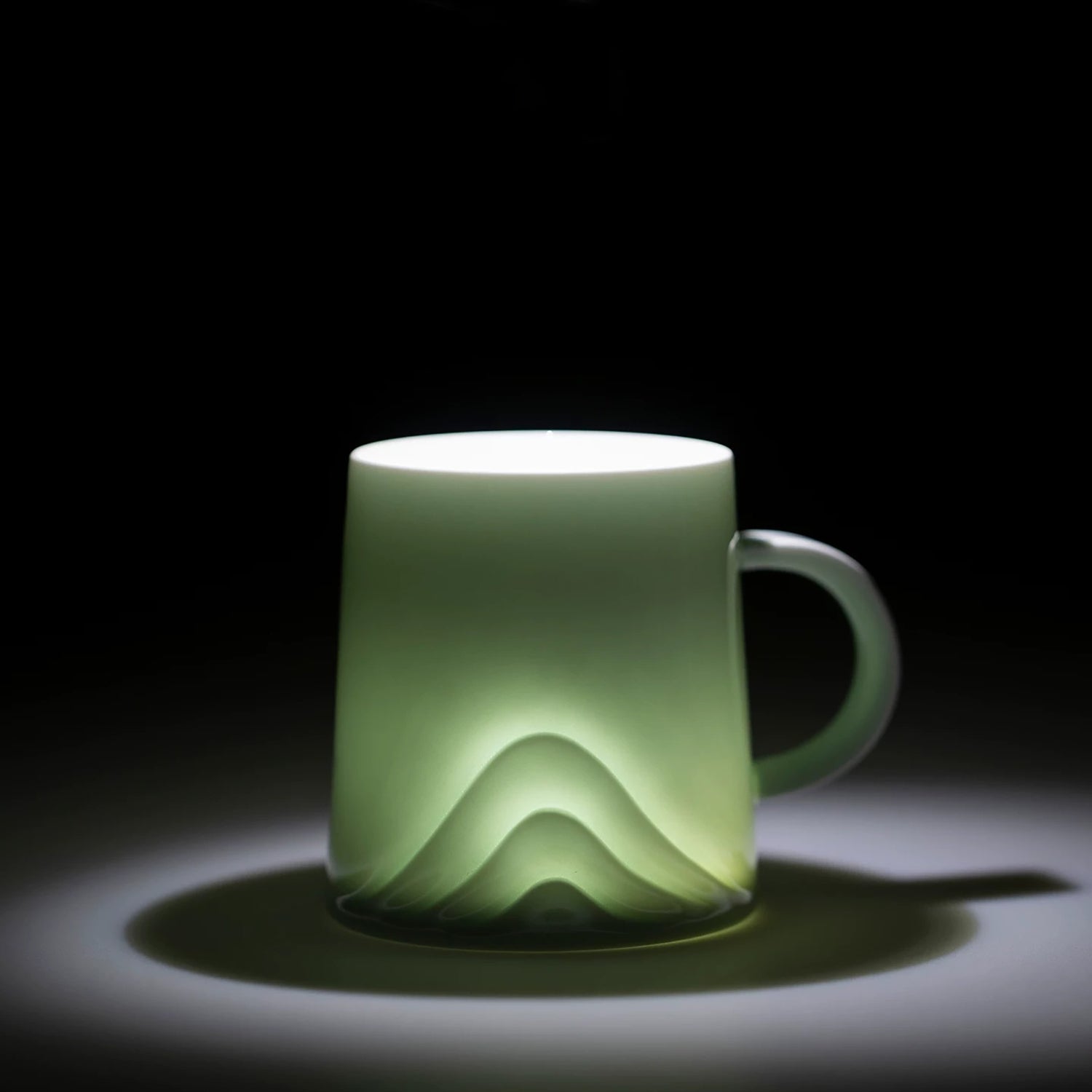 Mug en porcelaine style translucide avec motif montagnes et vagues
