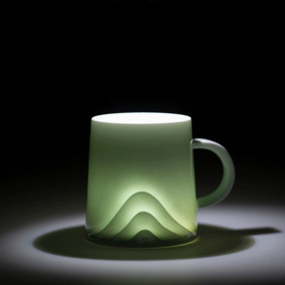 Mug en porcelaine style translucide avec motif montagnes et vagues