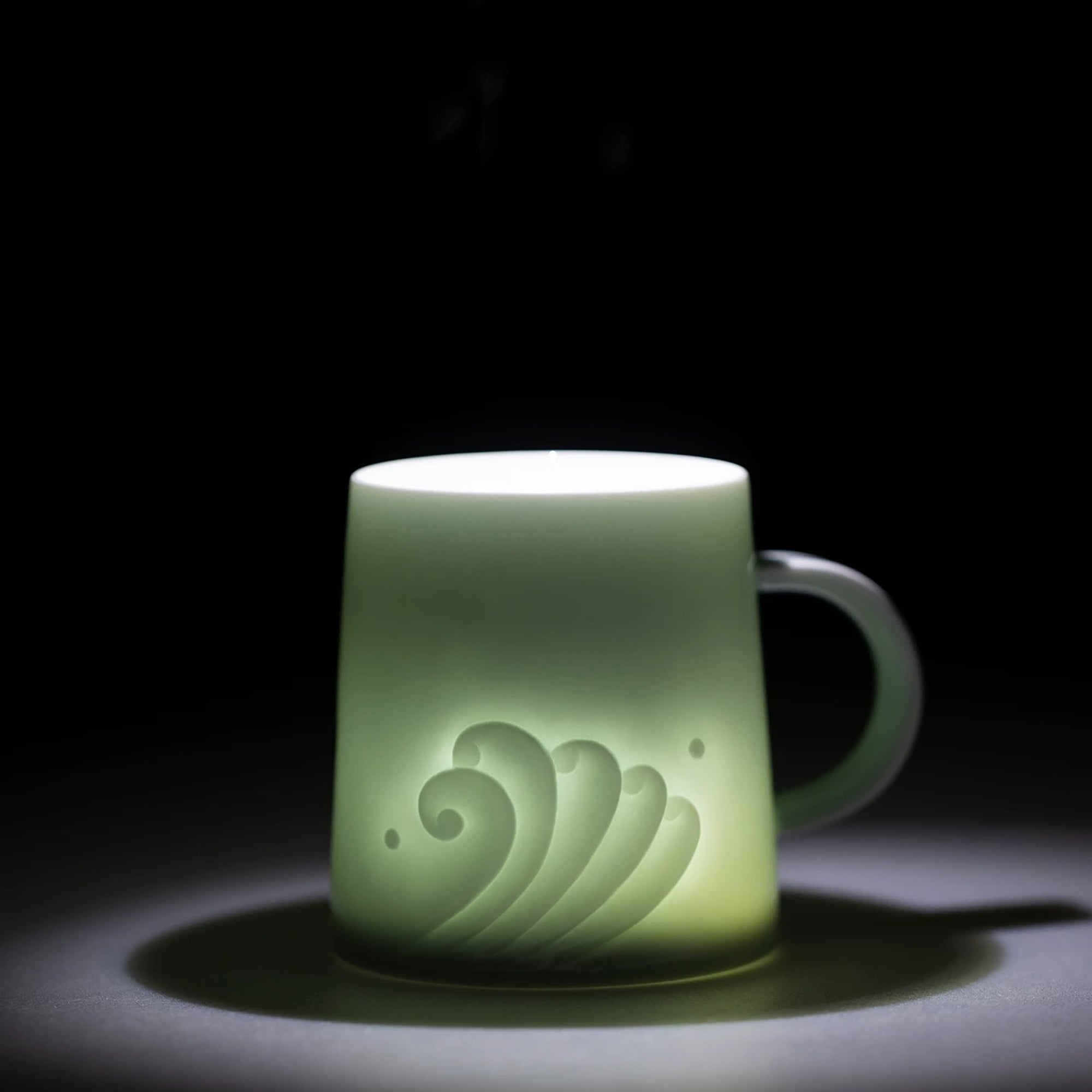 Mug en porcelaine style translucide avec motif montagnes et vagues