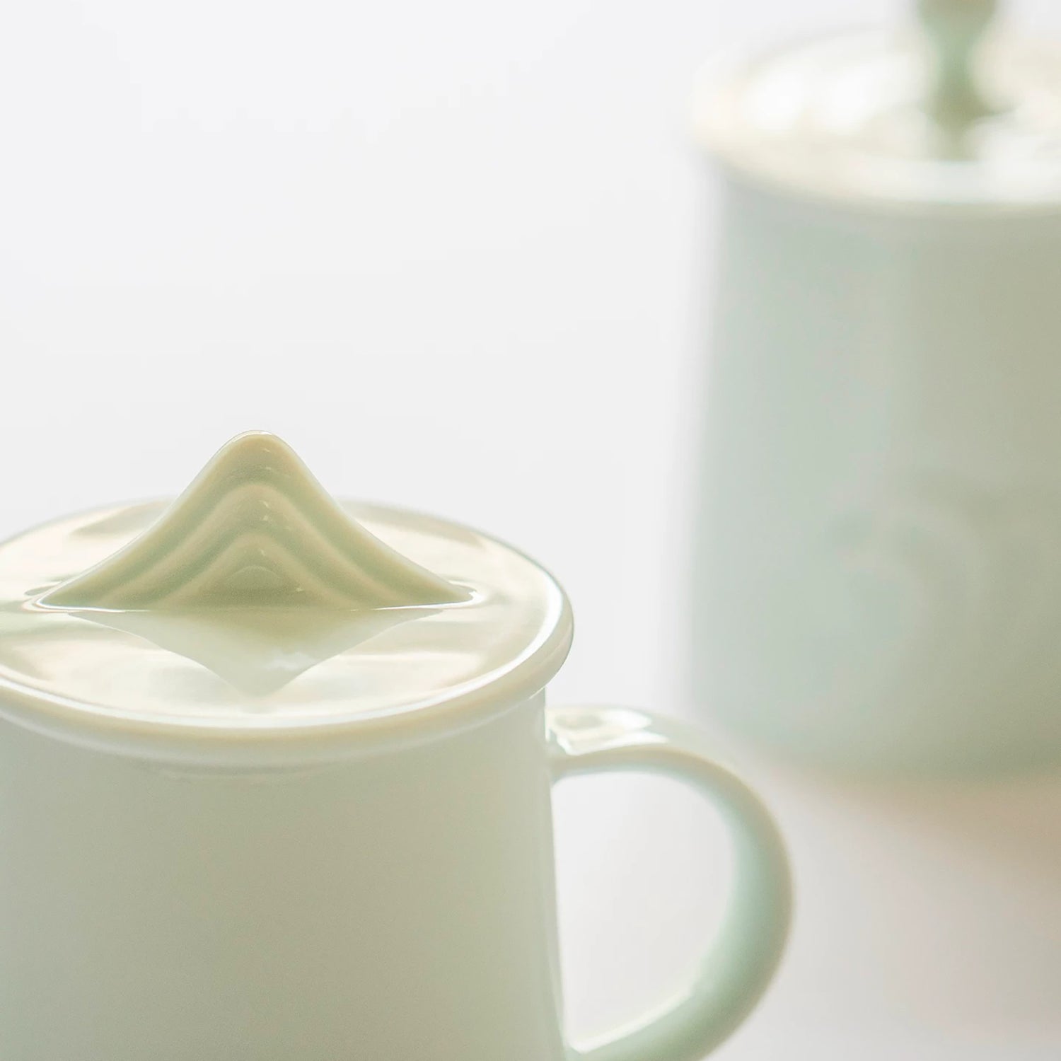 Mug en porcelaine style translucide avec motif montagnes et vagues