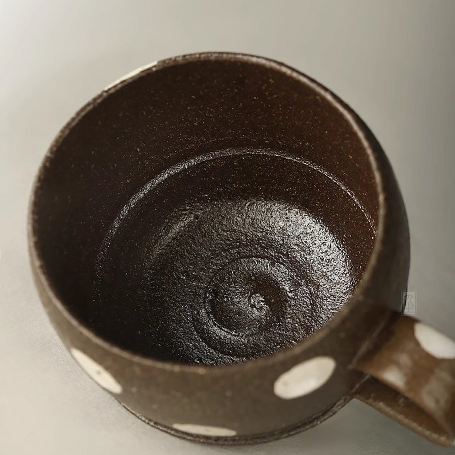Mug à café en grès artisanal de style minimaliste