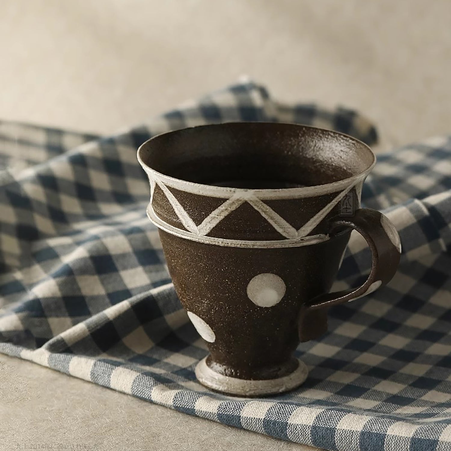 Mug à café en grès artisanal de style minimaliste