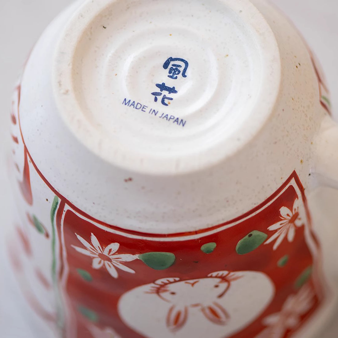 Mug en céramique Mino-yaki avec motif lapin fleuri