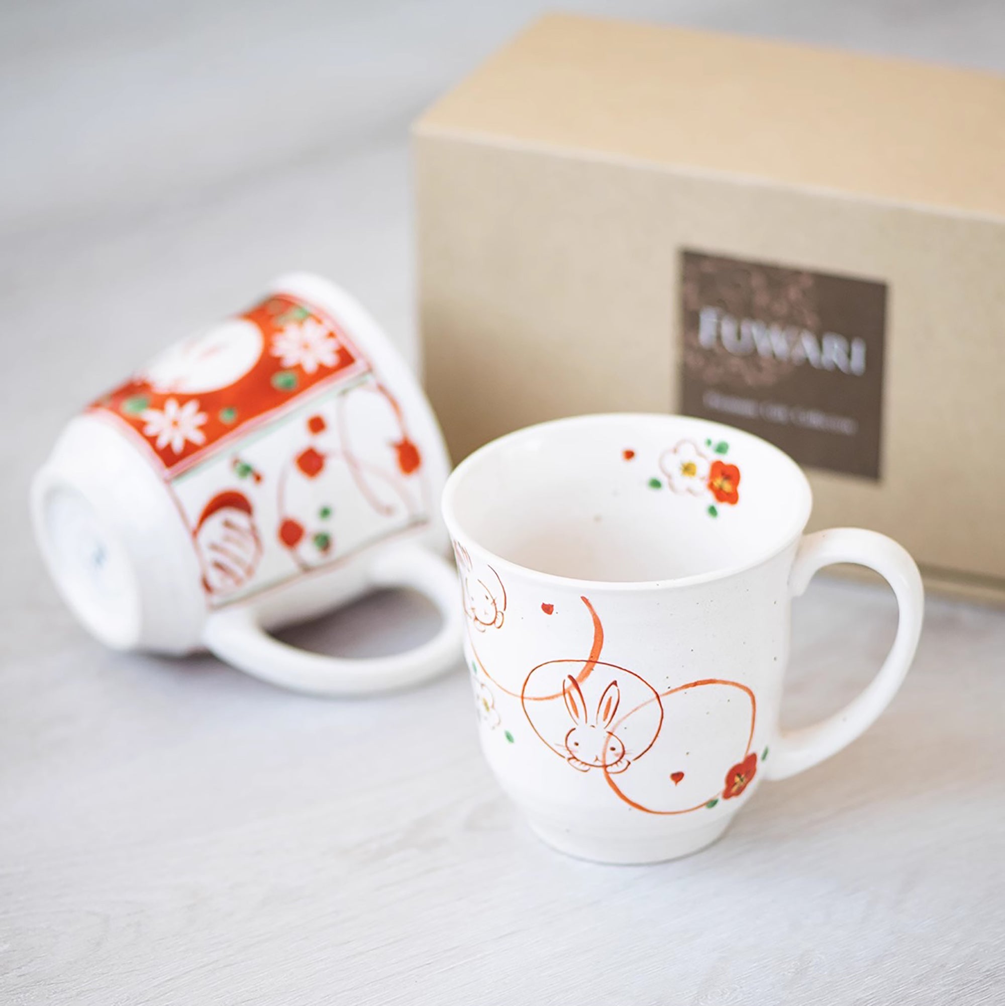 Mug en céramique Mino-yaki avec motif lapin fleuri
