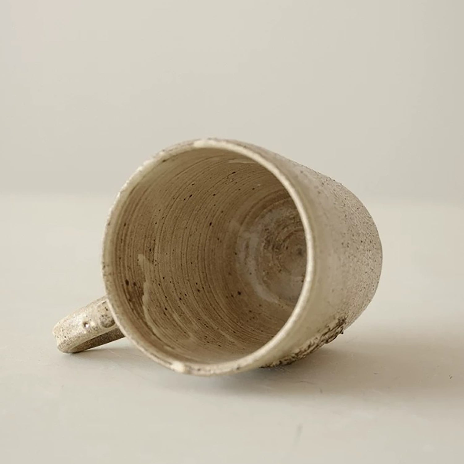 Mug en céramique Kohiki à fleurs en relief style wabi-sabi