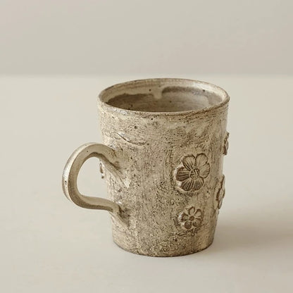 Mug en céramique Kohiki à fleurs en relief style wabi-sabi