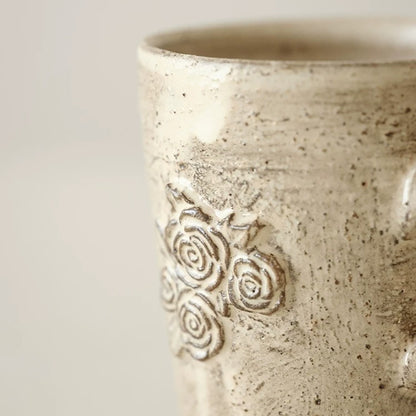 Mug en céramique Kohiki à fleurs en relief style wabi-sabi