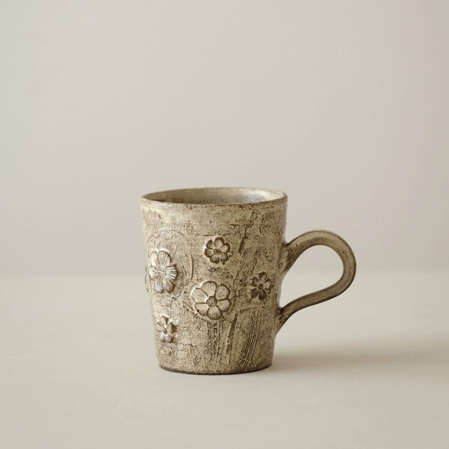 Mug en céramique Kohiki à fleurs en relief style wabi-sabi