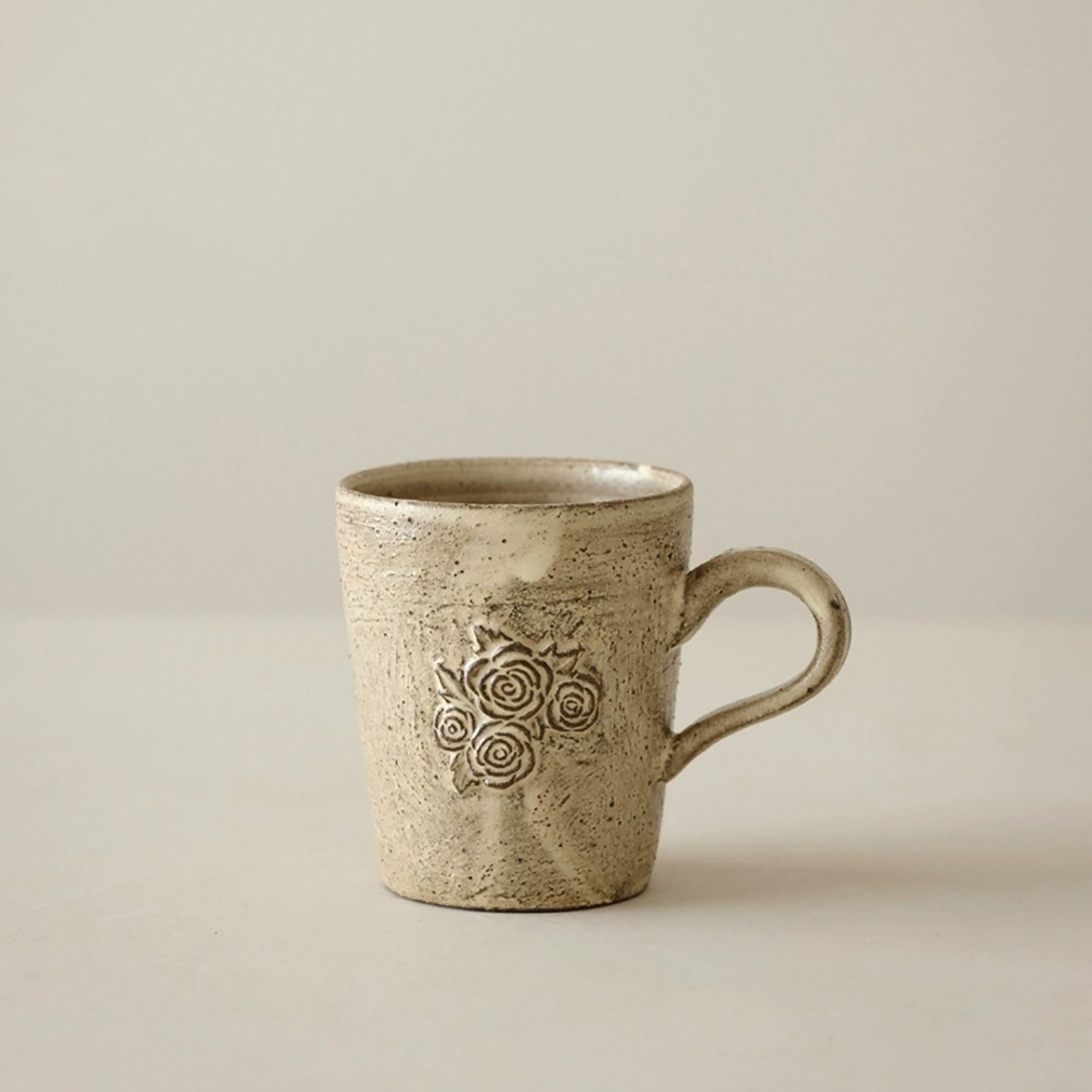 Mug en céramique Kohiki à fleurs en relief style wabi-sabi