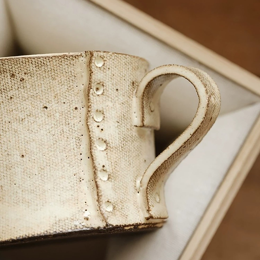 Mug artisanal avec texture toile style wabi-sabi