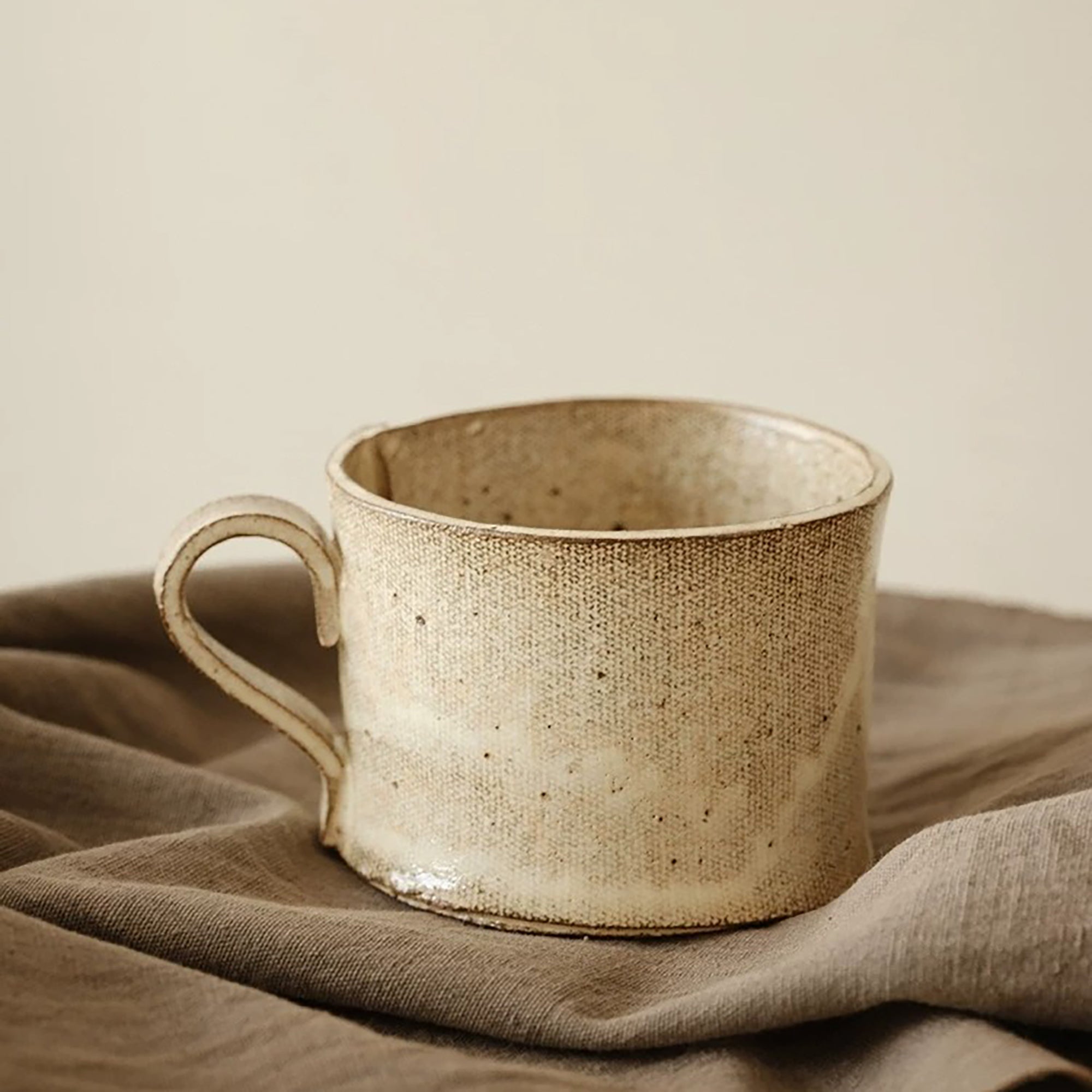 Mug artisanal avec texture toile style wabi-sabi